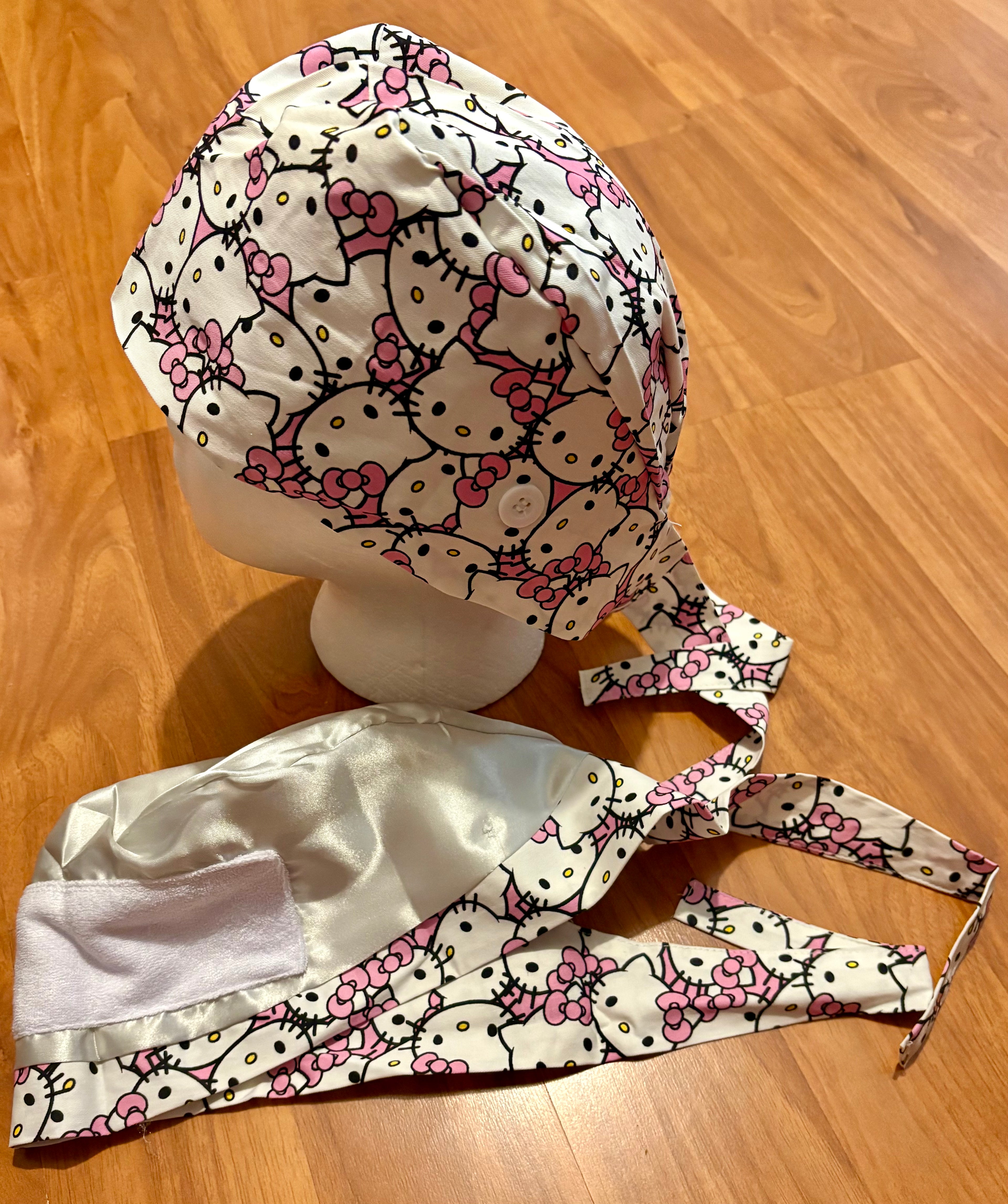 🎀 White Hello Kitty Satin lined scrub cap